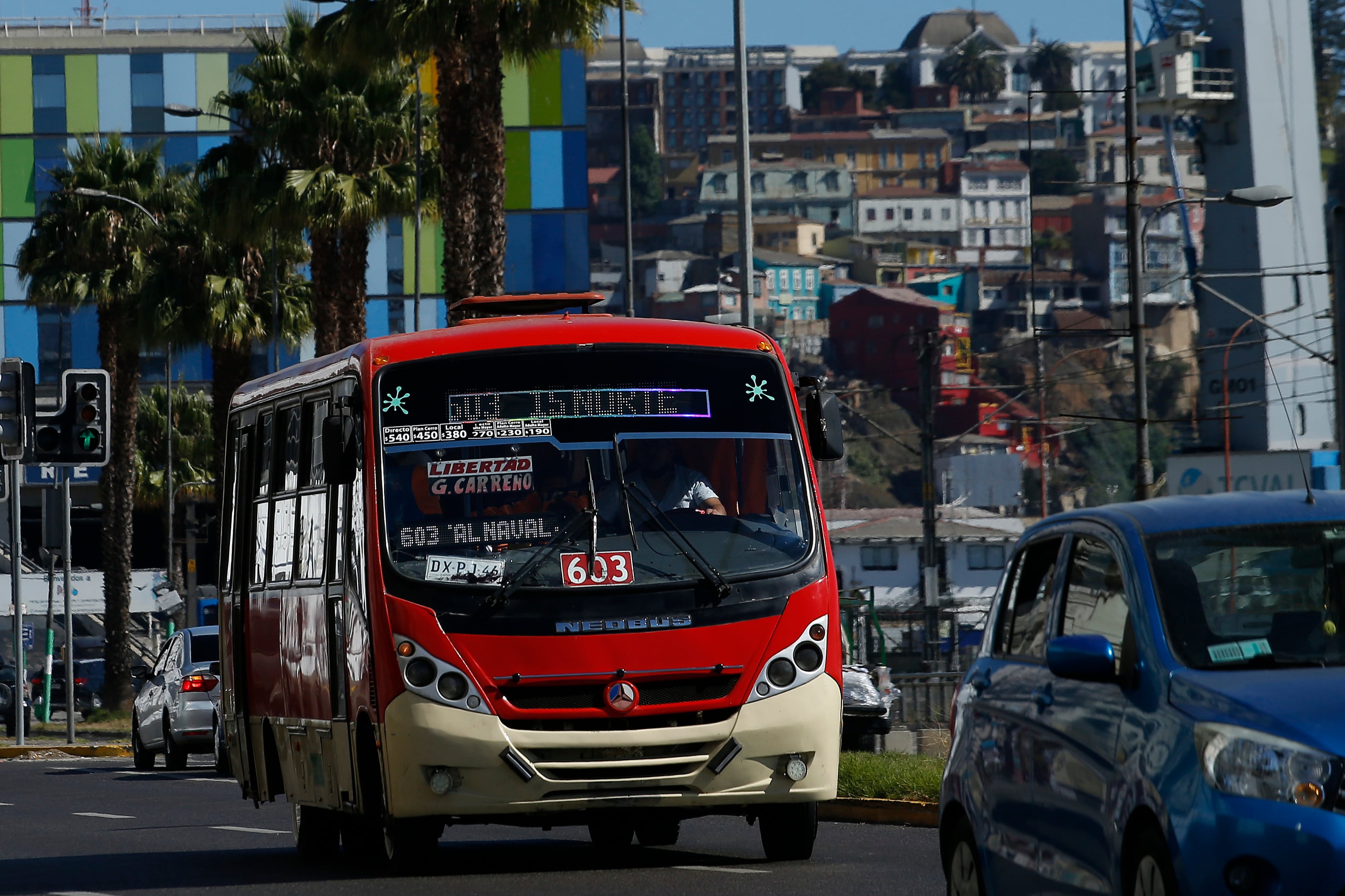 Microbus atropella a una persona en calle Condell de Valparaíso