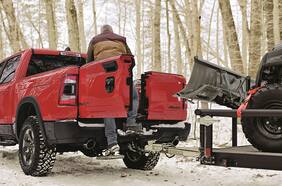 ¿Inspiración Fiat Toro? La RAM 1500 estrena portalón de doble apertura