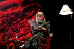 El Terror sube al escenario: Mariana Enriquez presenta su performance “No traigan flores” por primera vez en Chile