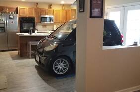 Huracán Dorian: Hombre protege su auto guardándolo en la cocina