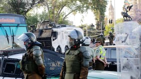 Desórdenes y porte de arma blanca: Fiscalía formaliza a tres imputados por desmanes en Baquedano tras triunfo de Kast