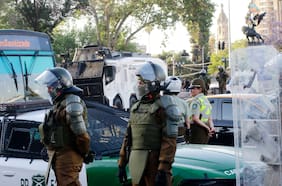 Desórdenes y porte de arma blanca: Fiscalía formaliza a tres imputados por desmanes en Baquedano tras triunfo de Kast