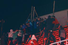 Imágenes sensibles: este es el momento en que un hincha de la U cae desde la galería en Avellaneda