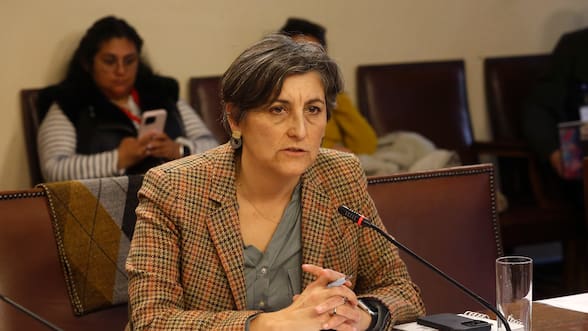 Ministra Aguilera niega a La Moneda haber incidido en los protocolos de la controvertida operación a su madre