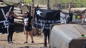 Escalan escaramuzas en desalojo de megatoma de San Antonio: Carabineros detiene a dos personas en vehículo con encargo por robo