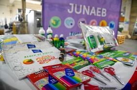 Tras informe de Contraloría: Junaeb afirma que  completó entrega de útiles del 2024 y que tomó medidas para los años siguientes