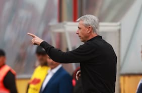 Jhojan Valencia increpa a Tiago Nunes tras ser reemplazo a los 30′ del primer tiempo en la caída de la UC