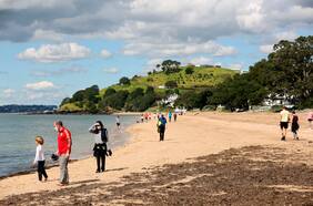 Nueva Zelandia levantará el confinamiento por Covid-19, pero lo mantiene en Auckland