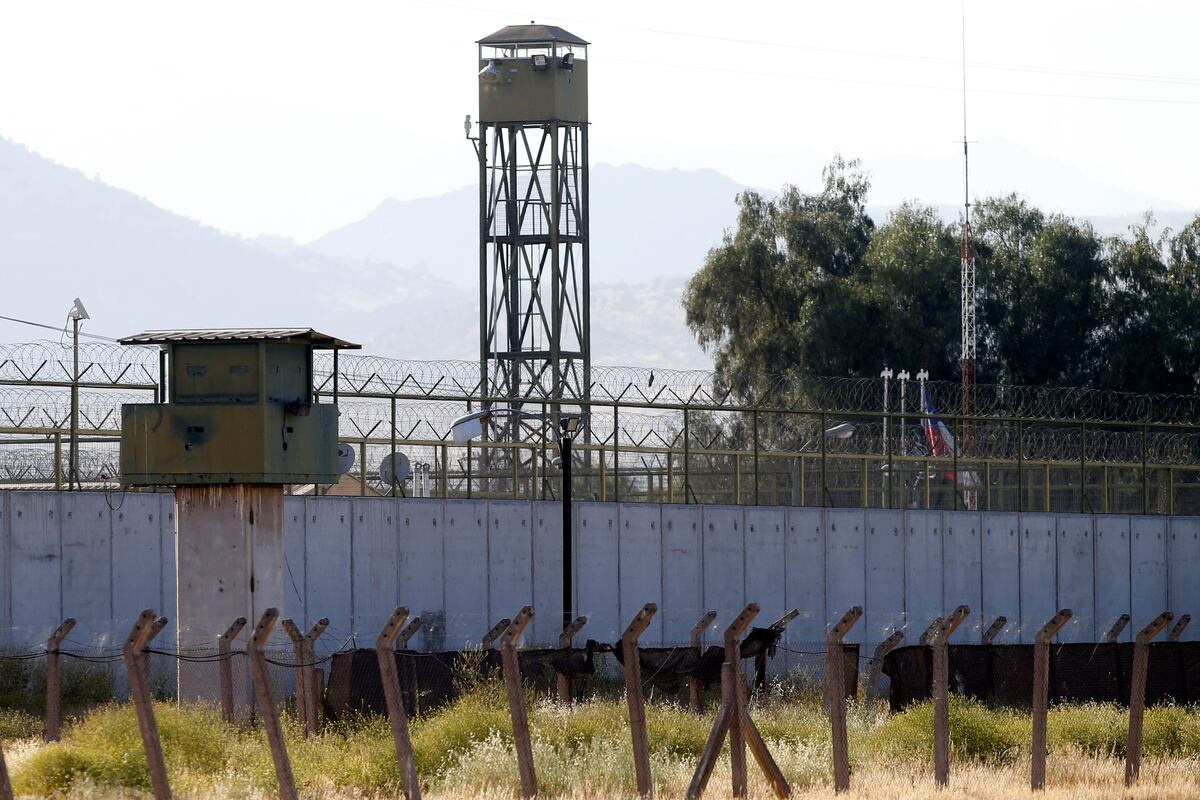 Corte rechaza arresto domiciliario a exfiscal militar Podlech y defensa acusa "traición" del gobierno