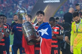 Erick Pulgar y sus compañeros del Flamengo rompen el trofeo de la Copa Libertadores