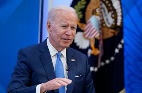 Biden planearía condonar parcialmente la deuda de universitarios en medio de oposición de republicanos