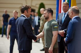 Macron recibirá a Zelenski en París el próximo lunes: conversarán respecto al plan de paz