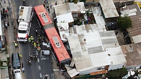 Bus RED choca contra casa en Peñalolén: Bomberos trabaja en rescate de persona atrapada
