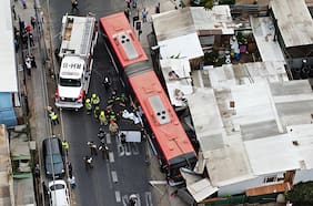 Bus RED choca contra casa en Peñalolén: Ciclista que transitaba en el sector perdió la vida tras impacto