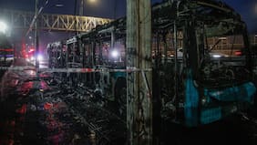 Queman dos buses en Pudahuel en aniversario de muerte de barrista de Colo Colo atropellado por Carabineros