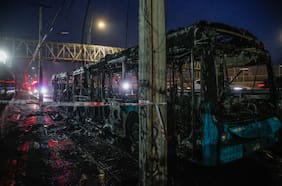 Queman dos buses en Pudahuel en aniversario de muerte de barrista de Colo Colo atropellado por Carabineros