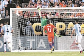 ¿Es por Johnny Herrera? Conmebol explica el enigmático saludo al cumpleañero Claudio Bravo