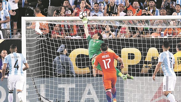 ¿Es por Johnny Herrera? Conmebol explica el enigmático saludo al cumpleañero Claudio Bravo