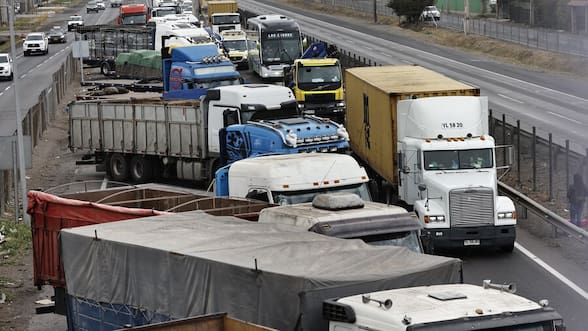 Gremios de camioneros advierten al gobierno: “Si no se frenan las nuevas alzas de combustibles, habrá consecuencias”