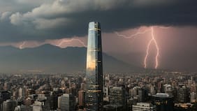 Lluvia, tormenta eléctrica y ráfagas de viento: RM espera intenso frente de precipitaciones para este miércoles