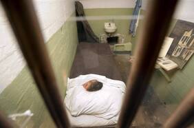 Cómo es Alcatraz por dentro, la cárcel de peligrosos criminales que Trump pretende volver a abrir