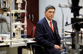 Dr. Sergio Morales, jefe de la Unidad de Trauma Ocular del Hospital del Salvador: “Esto ha tenido proporciones que no tienen parangón en la literatura médica universal”