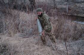 El “Mad Max” de Ucrania rastrea pantanos y campos minados en busca de proyectiles