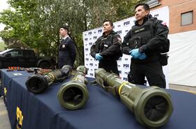 Prisión preventiva para dos militares y un civil por tráfico de armas tras incautación de “lanzacohetes”: gobierno anuncia querella