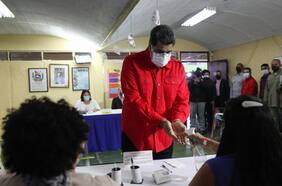 Baja afluencia de votantes e incidentes marcan elecciones regionales en Venezuela