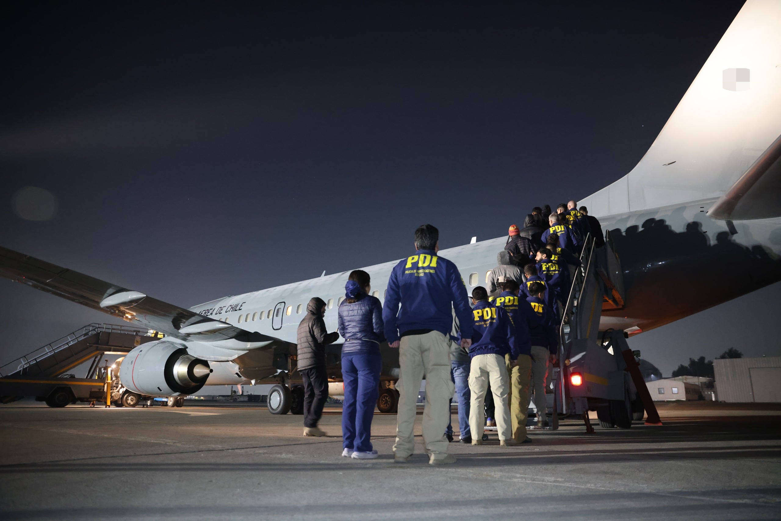 Expulsan del país a 45 migrantes de Colombia y República Dominicana a través de vuelo de la FACH