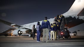 Expulsan del país a 45 migrantes de Colombia y República Dominicana a través de vuelo de la FACH