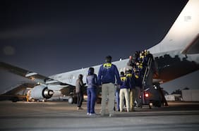 Expulsan del país a 45 migrantes de Colombia y República Dominicana a través de vuelo de la FACH