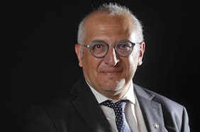 El rector que dirige un laboratorio que investiga genes para combatir el cáncer y la esclerosis lateral amiotrófica