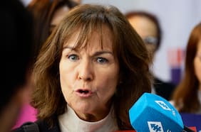 Vocera de Jara cuestiona dichos de Kast sobre migración en debate de Anatel y lo compara con el “estilo” de Trump