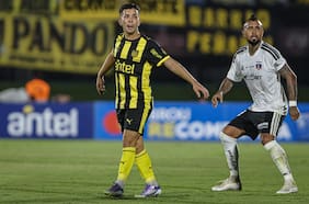 Colo Colo mejora su imagen y vence a Peñarol tras vergonzosa e insólita definición con 11 penales perdidos