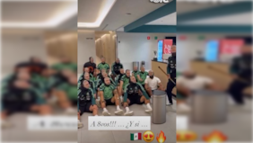 El plantel de México celebra el paso a octavos de final realizando el remo de Noruega