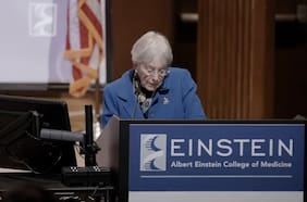 Profesora dona millonaria suma para pagar la matrícula de estudiantes de medicina en una facultad de Nueva York