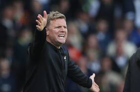 Insólito: aficionado del Leeds ingresa a la cancha para encarar y empujar al entrenador del Newcastle