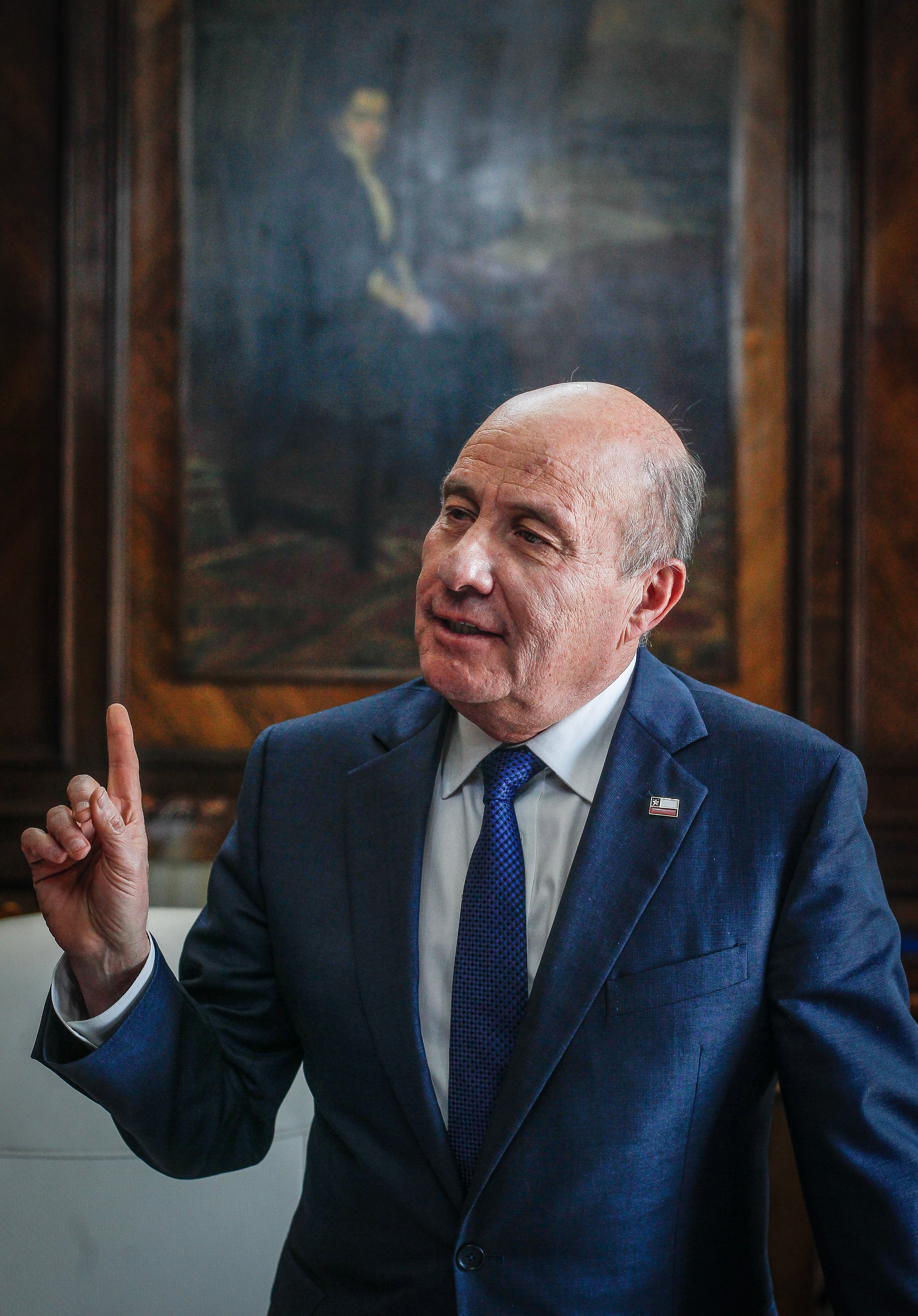A quién escucha el ministro Quiroz