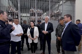 Así fue el recorrido completo de Kast en el Cecot, la megacárcel de El Salvador
