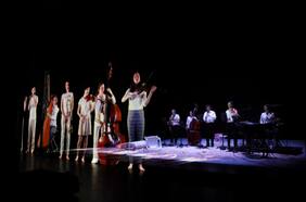 Festival Teatro a Mil 2024 estrena obra alemana sobre la desaparición del avión de Malaysia Airlines, el mayor misterio de la aeronáutica mundial