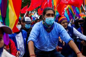 La irrupción electoral del movimiento indígena Pachakutik deja a su candidato al borde del balotaje en Ecuador
