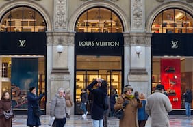 Acciones del gigante del lujo caen tras no alcanzar las expectativas del segundo trimestre y arrastró a la industria