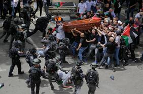La policía israelí lanza una investigación sobre confusa pelea en el funeral de Shireen Abu Akleh