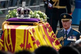 El rey Carlos III y sus hijos acompañan el féretro de Isabel II en último viaje desde el Palacio de Buckingham hasta el Parlamento