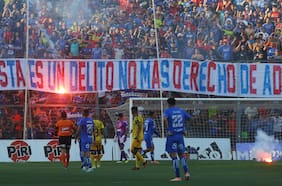 Por lanzamiento de fuegos artificiales y lienzos ante Coquimbo: la ANFP castiga a hinchas de la U para duelo ante Audax
