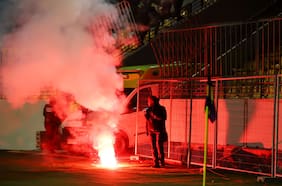 Seis butacas quemadas, espejos, 100 m2 de pasto sintético y más: la boleta de Everton por los destrozos de la barra de la U