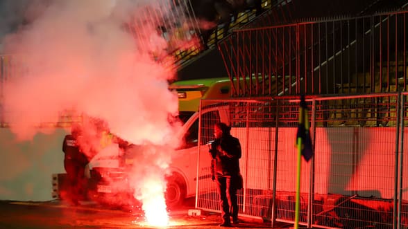 Seis butacas quemadas, espejos, 100 m2 de pasto sintético y más: la boleta de Everton por los destrozos de la barra de la U