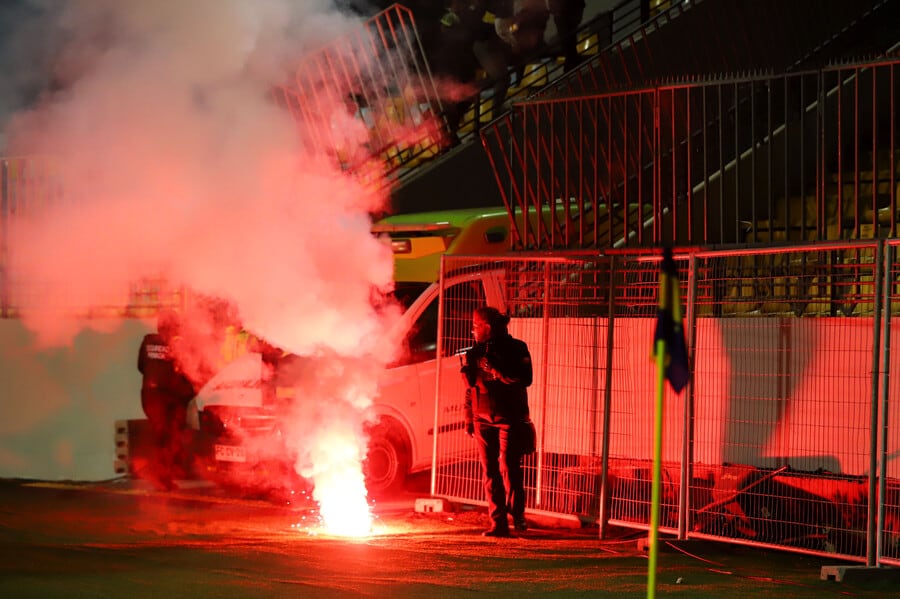 Seis butacas quemadas, espejos, 100 m2 de pasto sintético y más: la boleta de Everton por los destrozos de la barra de la U