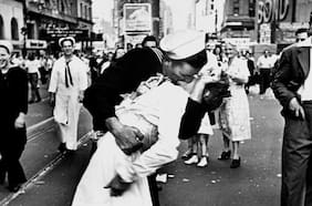 La desconocida historia del beso de Times Square: el marino estaba con otra mujer